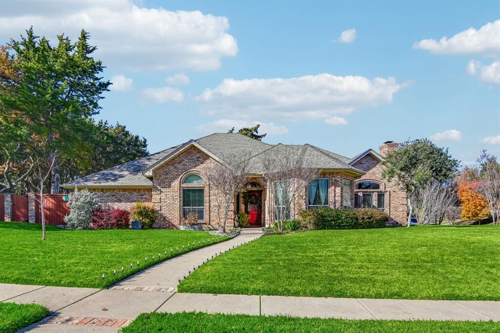 Property Photo: 1807 Valley View Drive TX 75104