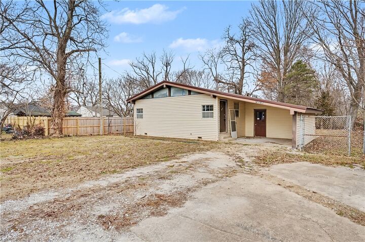 Property Photo:  1015 E Tulsa Street  AR 72761 