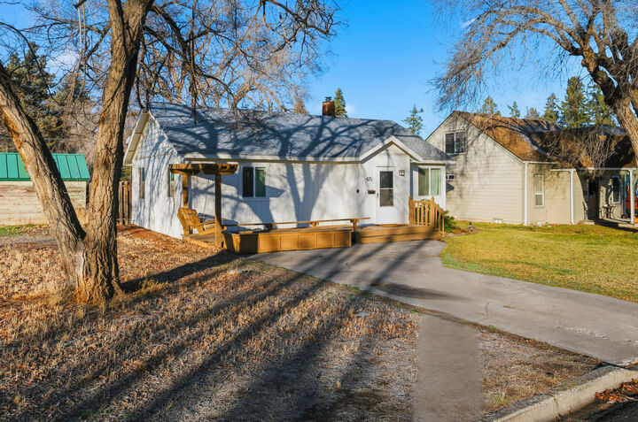 Property Photo:  425 SW 12th Street  OR 97756 