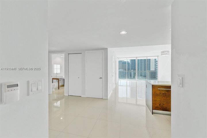 Property Photo:  495 Brickell Ave 2103  FL 33131 
