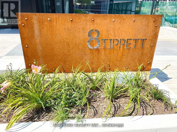 Property Photo:  8 Tippett Road 1017  ON M3H 0E7 