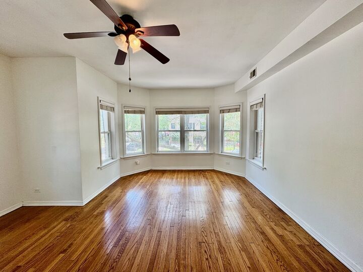 Property Photo: 6042 N Kenmore Avenue 1 IL 60660