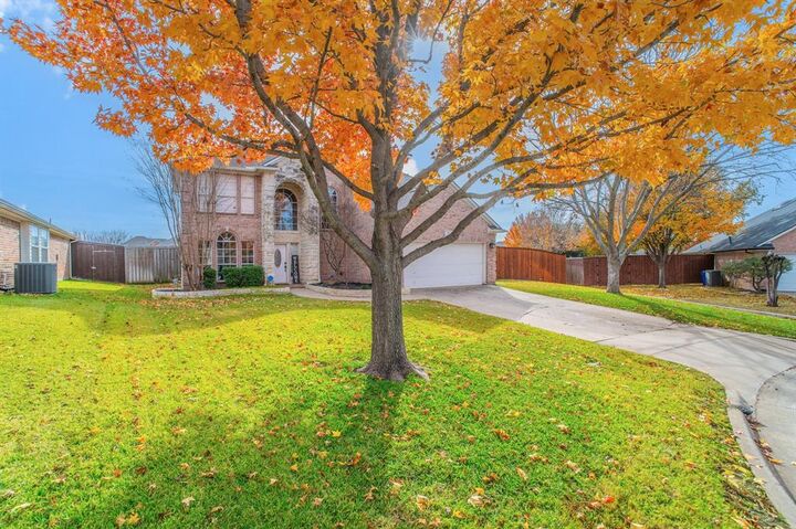 Property Photo: 9 Losana Court TX 76063