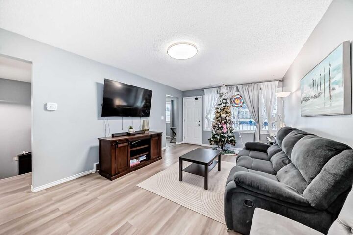 Property Photo:  791 Penbrooke Road SE  AB T2A 3T4 
