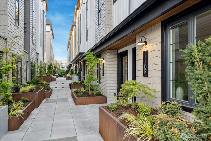 Property Photo:  112 C  2nd Street S  WA 98033 