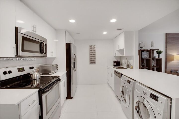 Property Photo: 155 Ocean Lane Dr 104 FL 33149