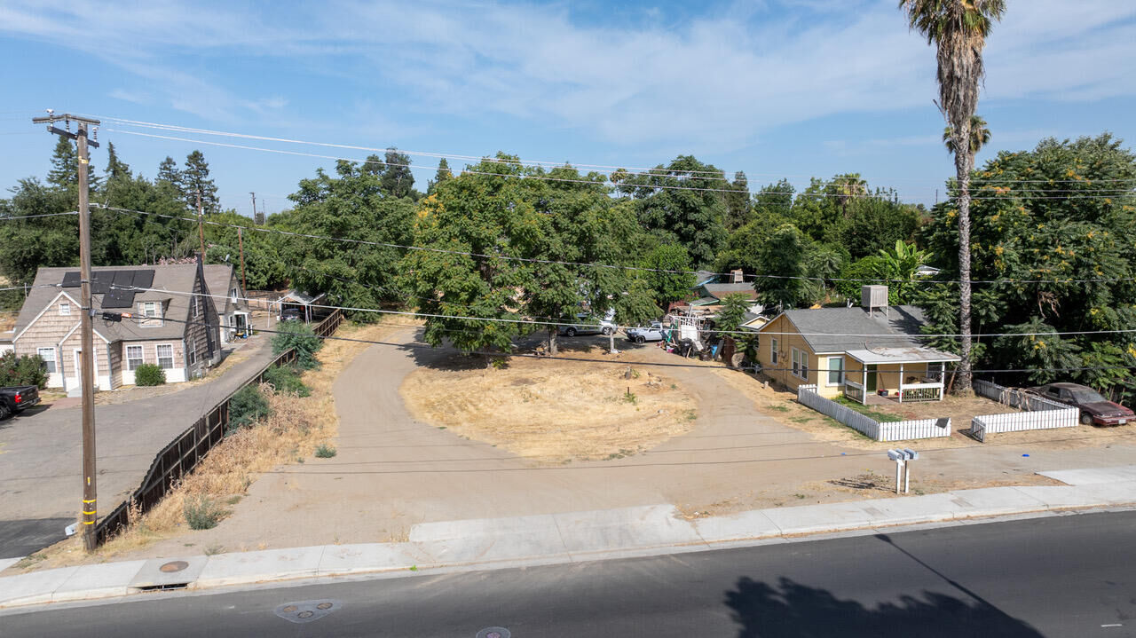 Property Photo:  293 N Villa Street  CA 93257 
