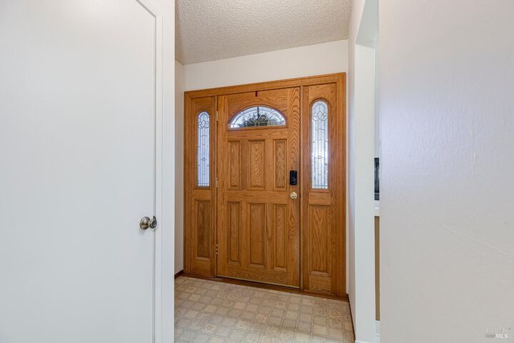 Property Photo:  533 Albert Way  CA 94954 