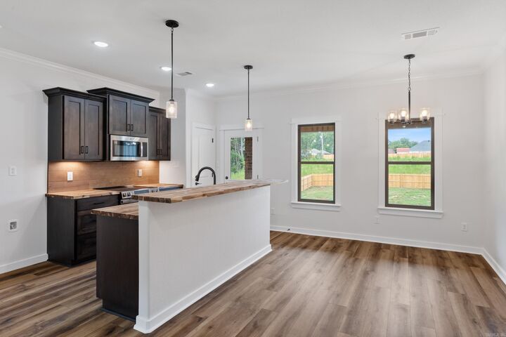 Property Photo:  1001 N Red  AR 72150 