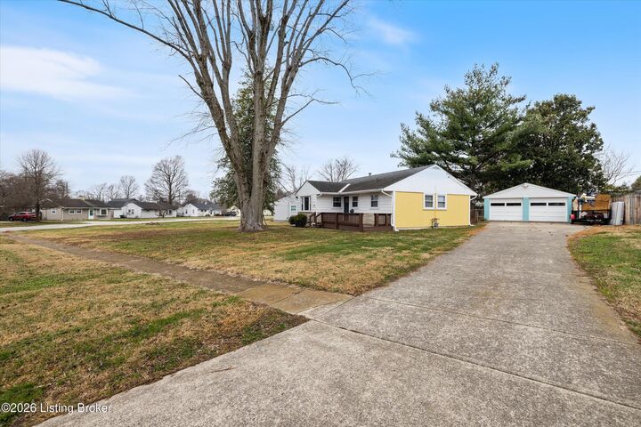 Property Photo: 218 Granvil Dr KY 40218