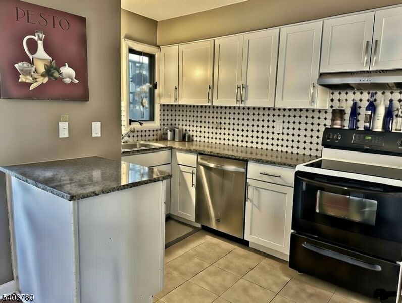 Property Photo:  9 Augusta Dr  NJ 08801 