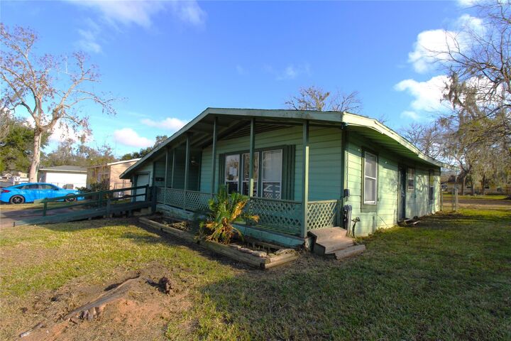 Property Photo:  430 Winding Way Street  TX 77566 