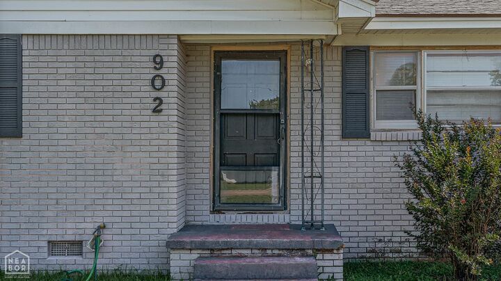 Property Photo: 902 N Hollywood Street AR 72315