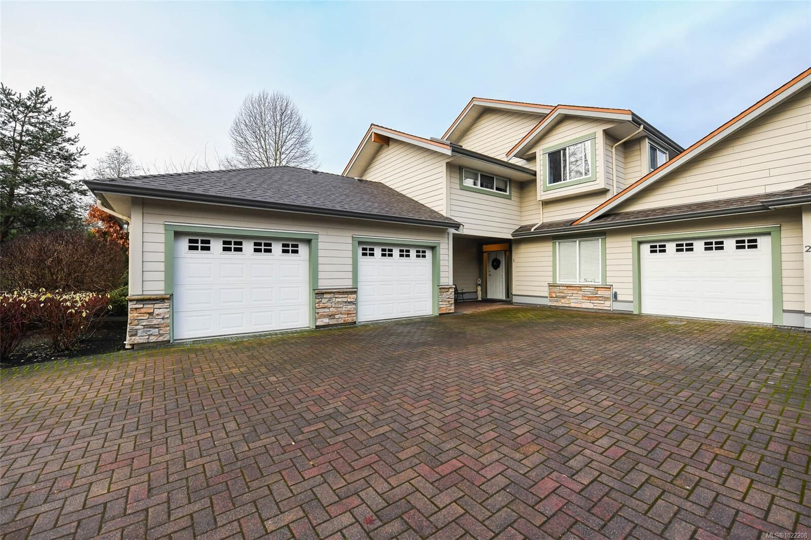 Property Photo:  199 31st St 1  BC V9N 8X1 