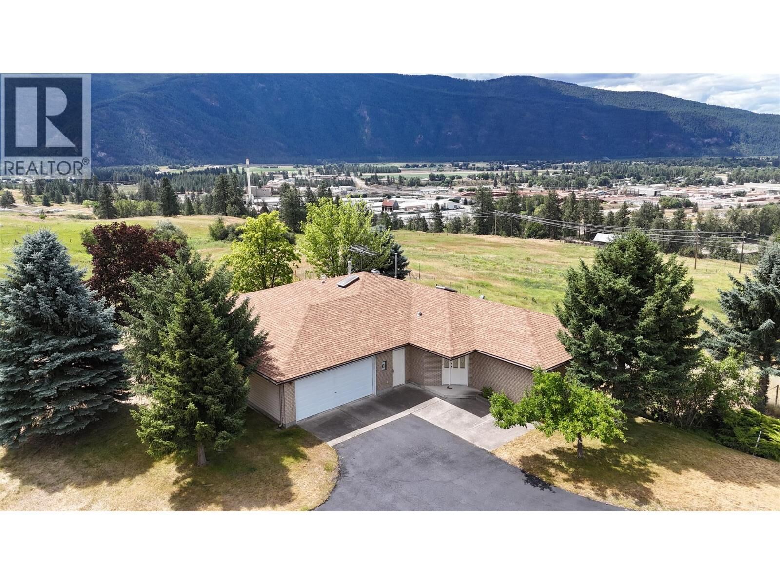 Property Photo: 210 Winnipeg Avenue BC V0H 1H0