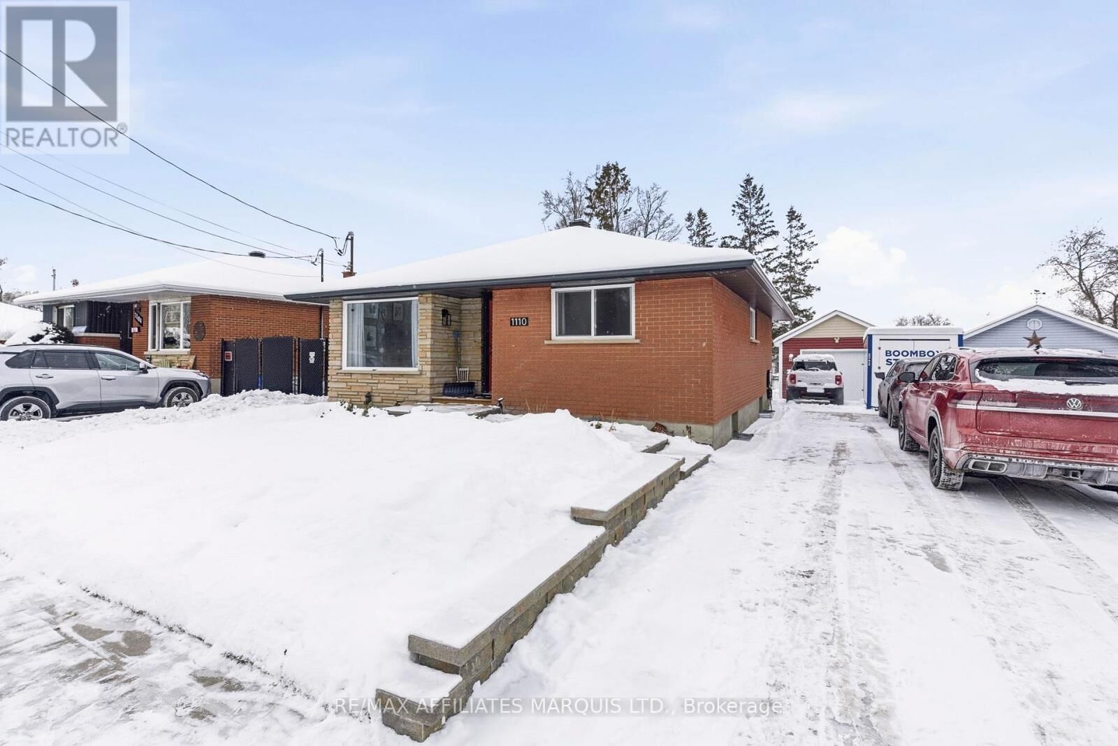 Property Photo: 1110 Carleton Street ON K6H 4Y7