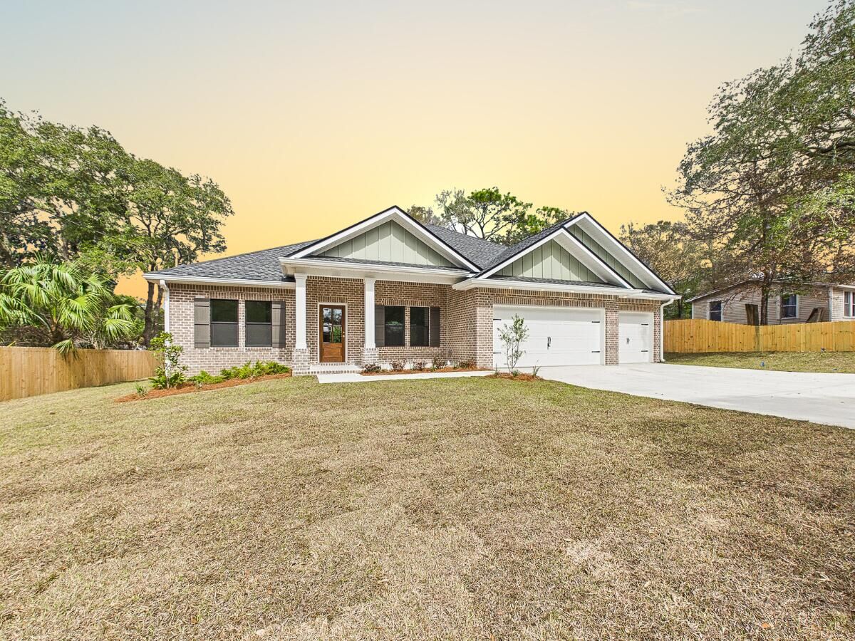 Property Photo:  324 Hillcrest Avenue  FL 32580 