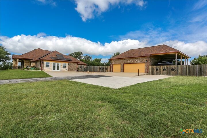 Property Photo: 301 County Road 4772 TX 76539
