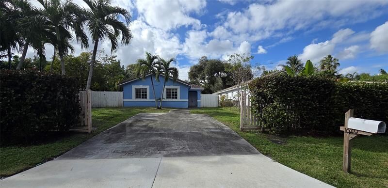Property Photo:  1649 SW 28th Ter  FL 33312 