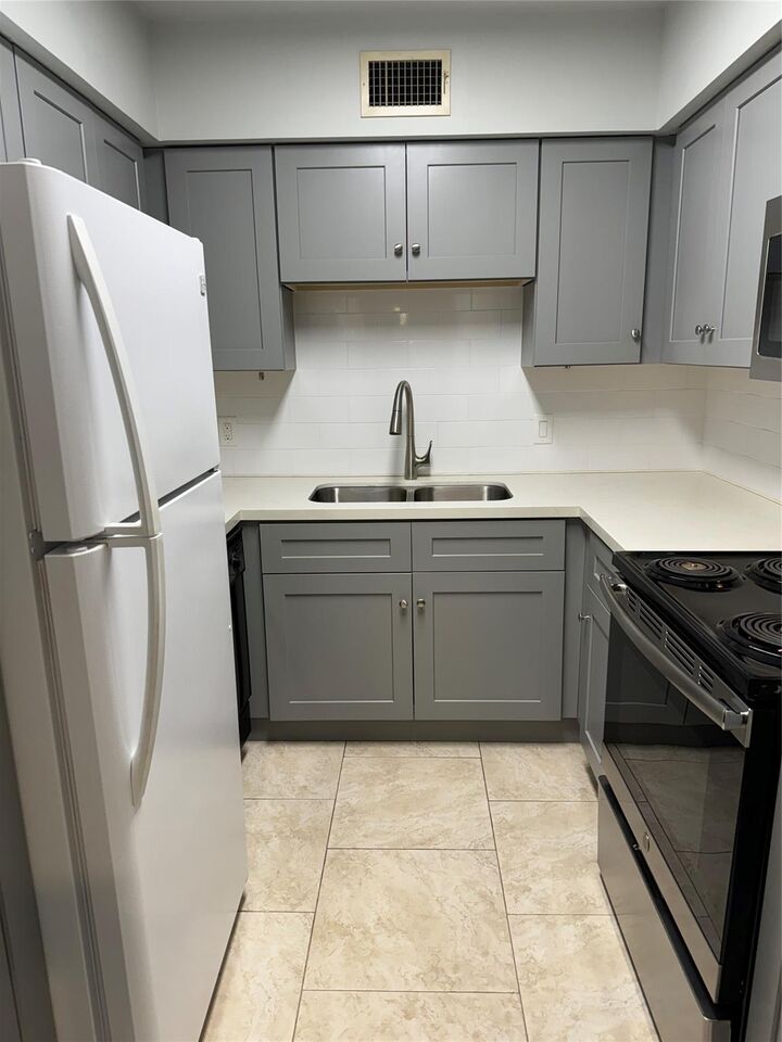 Property Photo:  2600 Bellefontaine A14 Street A14  TX 77025 