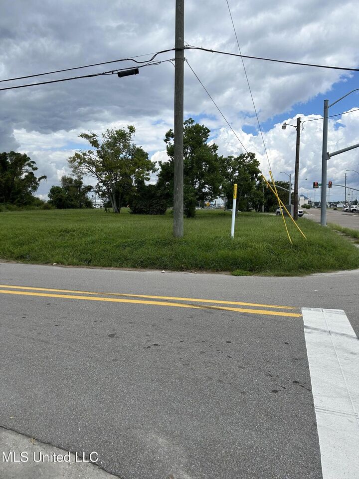 Property Photo:  460 Hill Street  MS 39530 