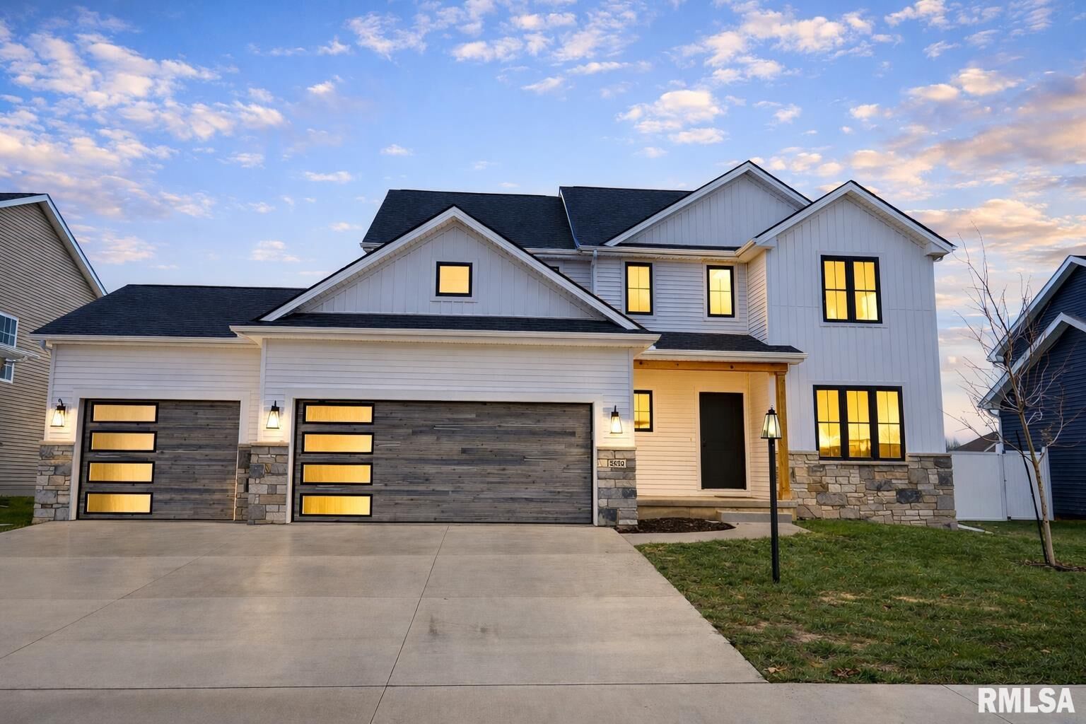 Property Photo:  2620 W Arden Way  IL 61525 