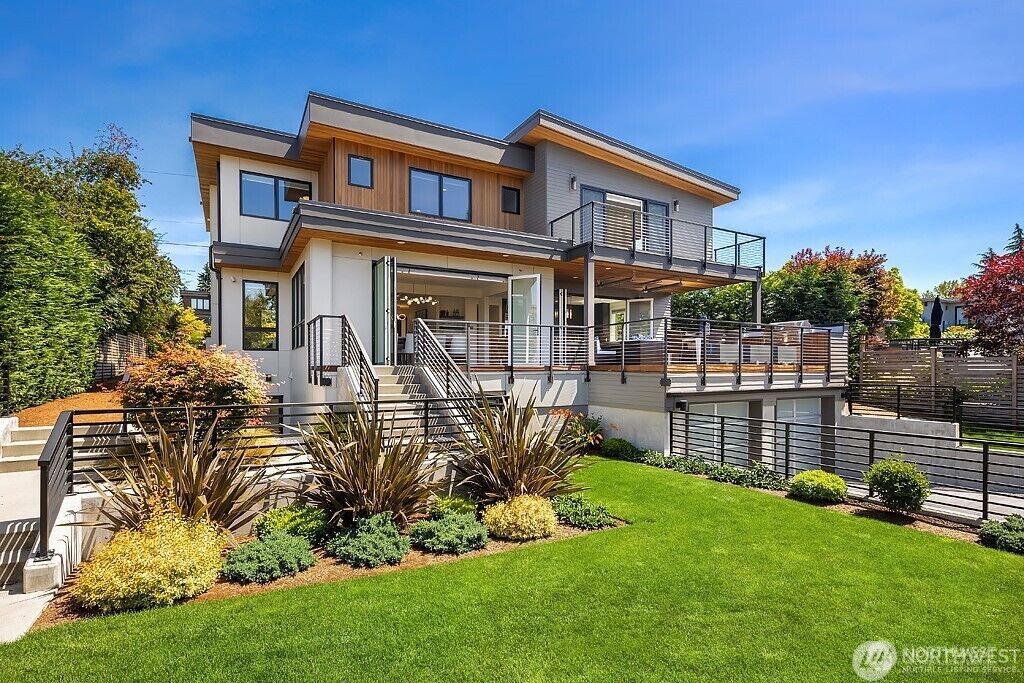 Property Photo:  231  8th Avenue W  WA 98033 