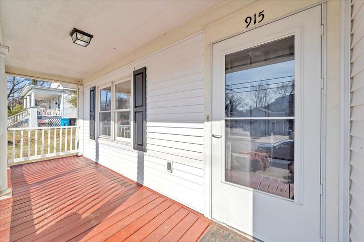 Property Photo: 915 Loudon Ave NW VA 24016