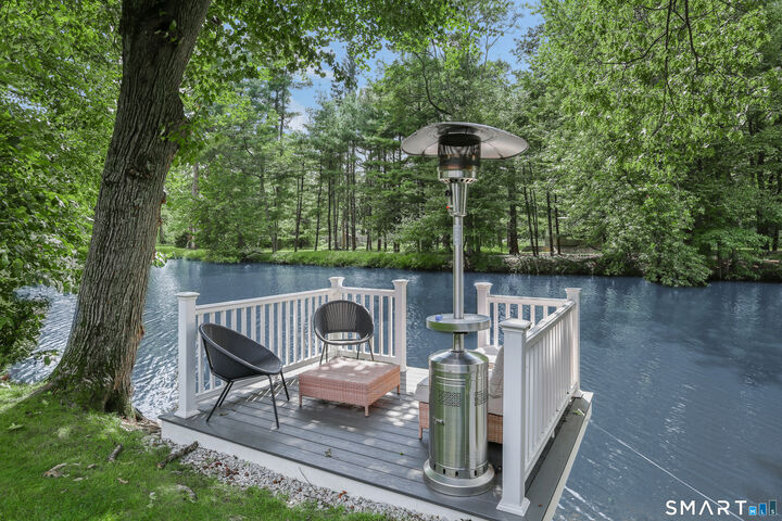 Property Photo:  21 Woods Grove Road  CT 06880 