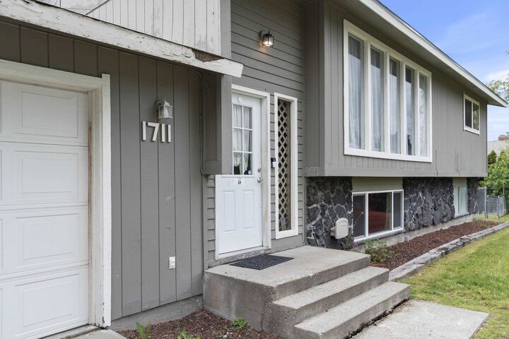 Property Photo: 1711 N McKee Rd WA 99016