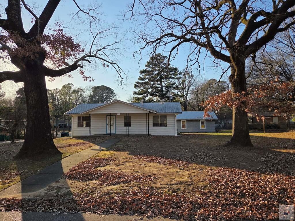 Property Photo: 3701 Olive St TX 75503