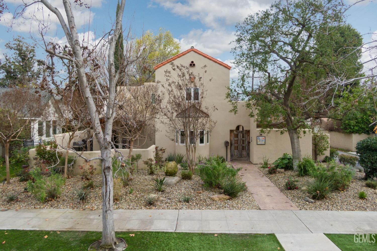 Property Photo:  2118 Cedar Street  CA 93301 