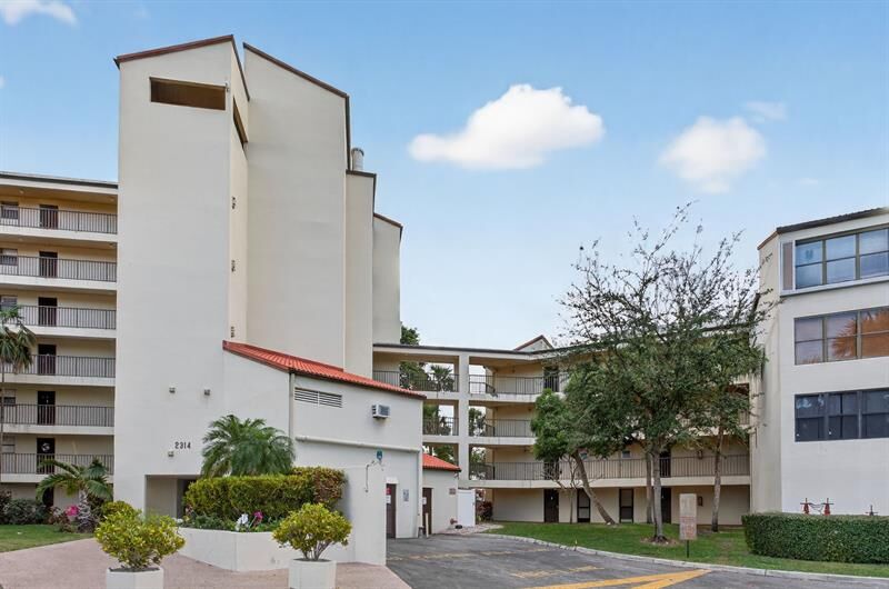 Property Photo:  2314 S Cypress Bend Dr 114  FL 33069 