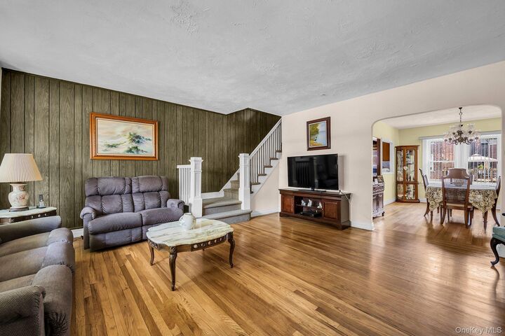 Property Photo: 1832 Narragansett Avenue Avenue NY 10461