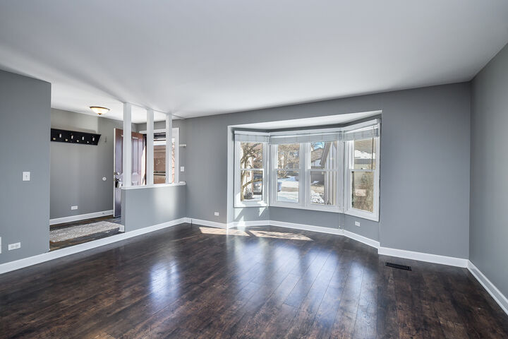 Property Photo:  46 White Oak Circle 46  IL 60174 