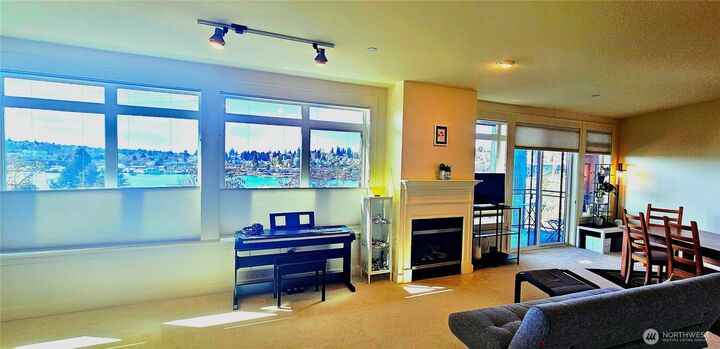 Property Photo: 3217 Eastlake Avenue E 303 WA 98102