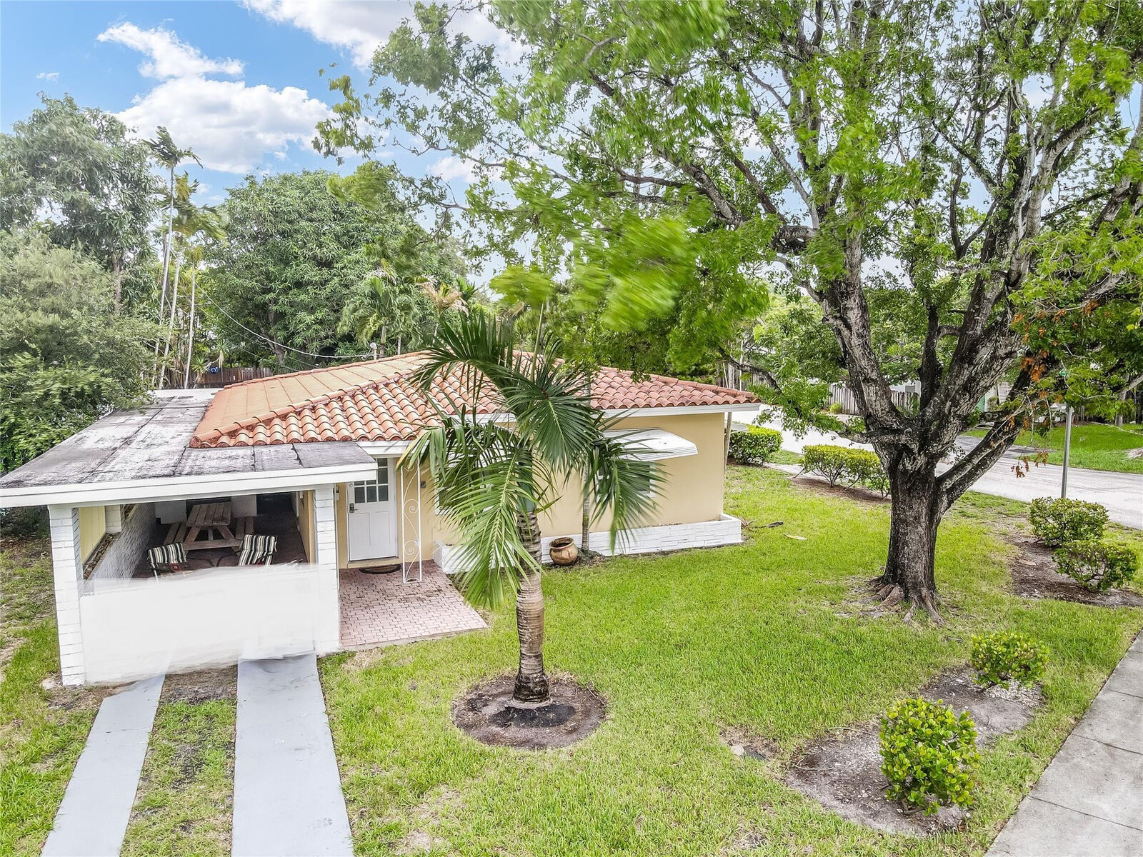 Property Photo: 1420 S Miami Road FL 33316