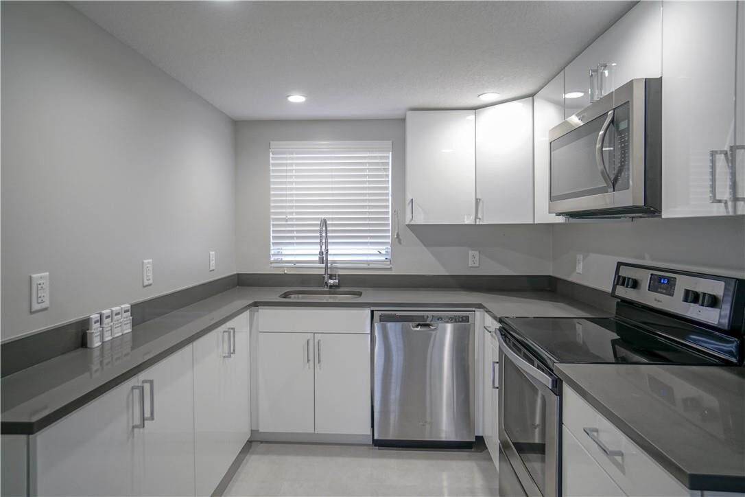 Property Photo:  640 NE 7th Avenue 4  FL 33304 