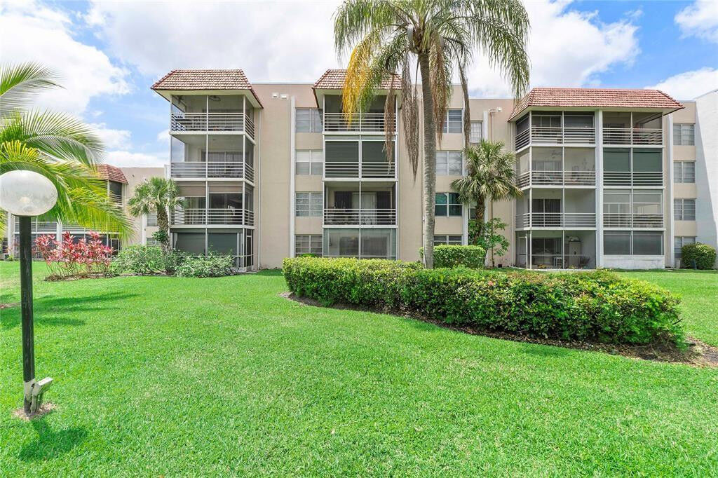 Property Photo:  3776 Inverrary Boulevard  FL 33319 