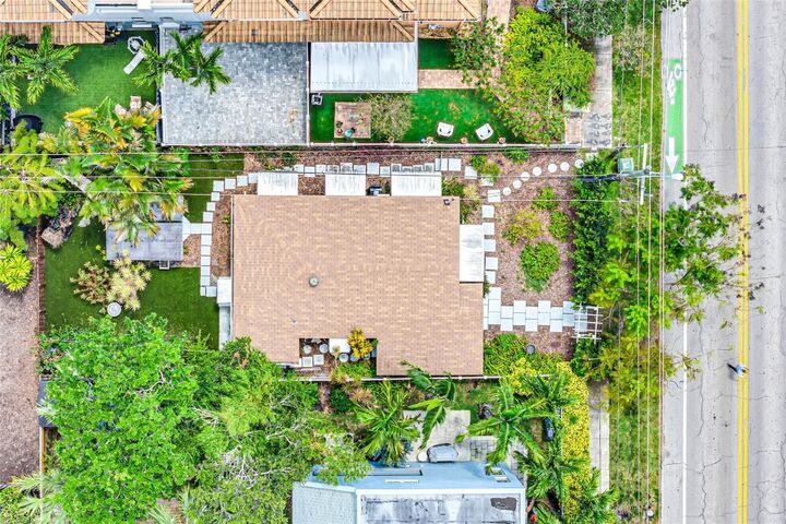 Property Photo:  1009 NE 6th Street  FL 33304 