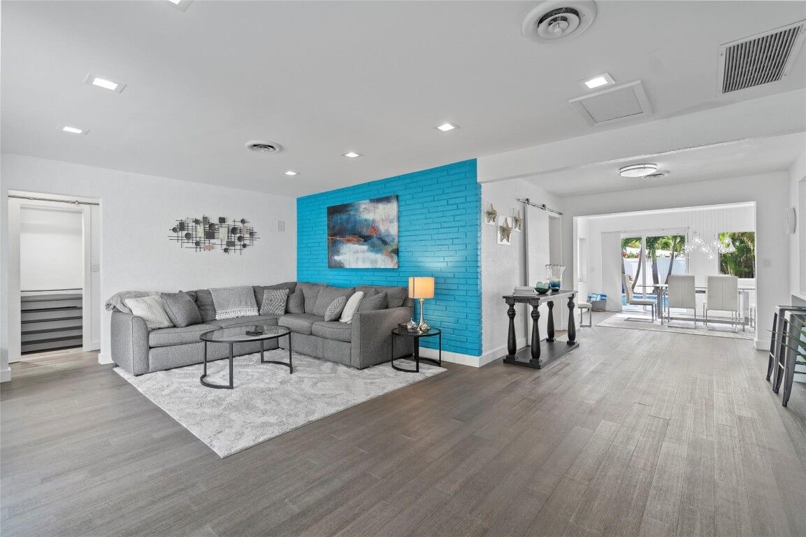 Property Photo: 1560 NE 49th Street FL 33334