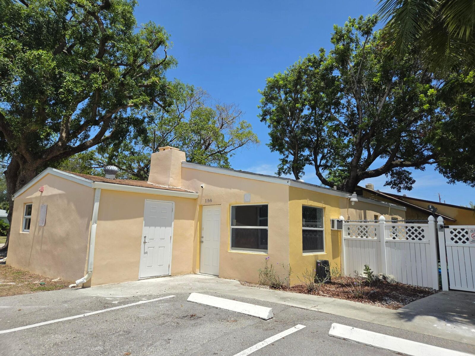 Property Photo:  1100 NE 23rd Drive  FL 33305 
