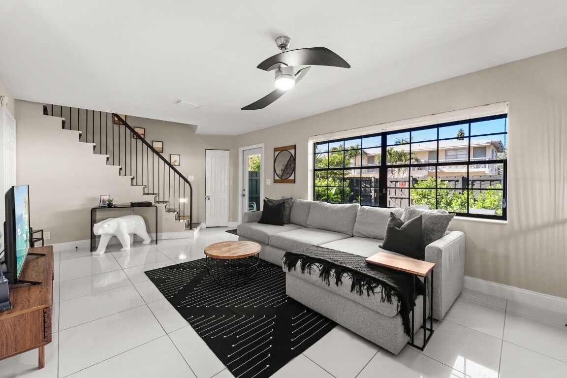 Property Photo:  608 NE 29th Drive 1  FL 33334 