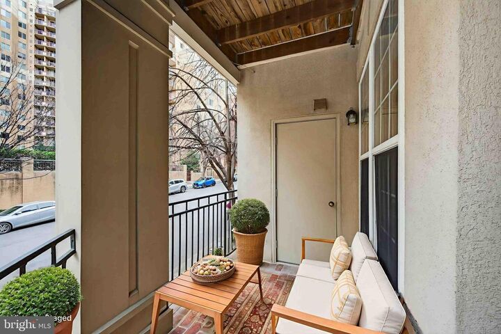 Property Photo:  1320 N Wayne Street 102  VA 22201 