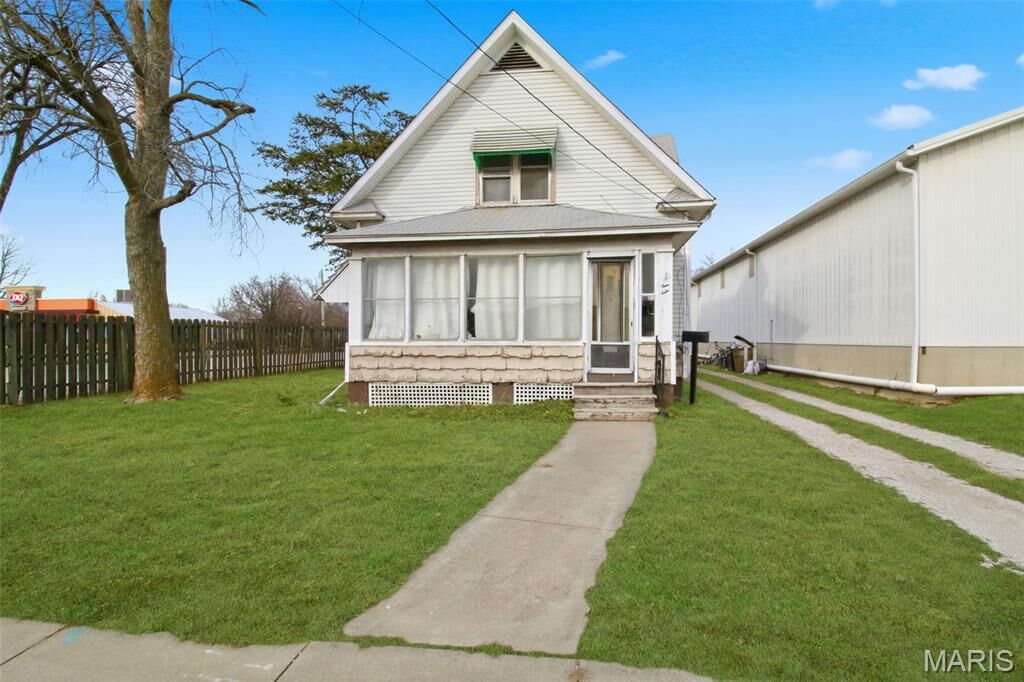 Property Photo:  712 W Main Street  IL 62626 