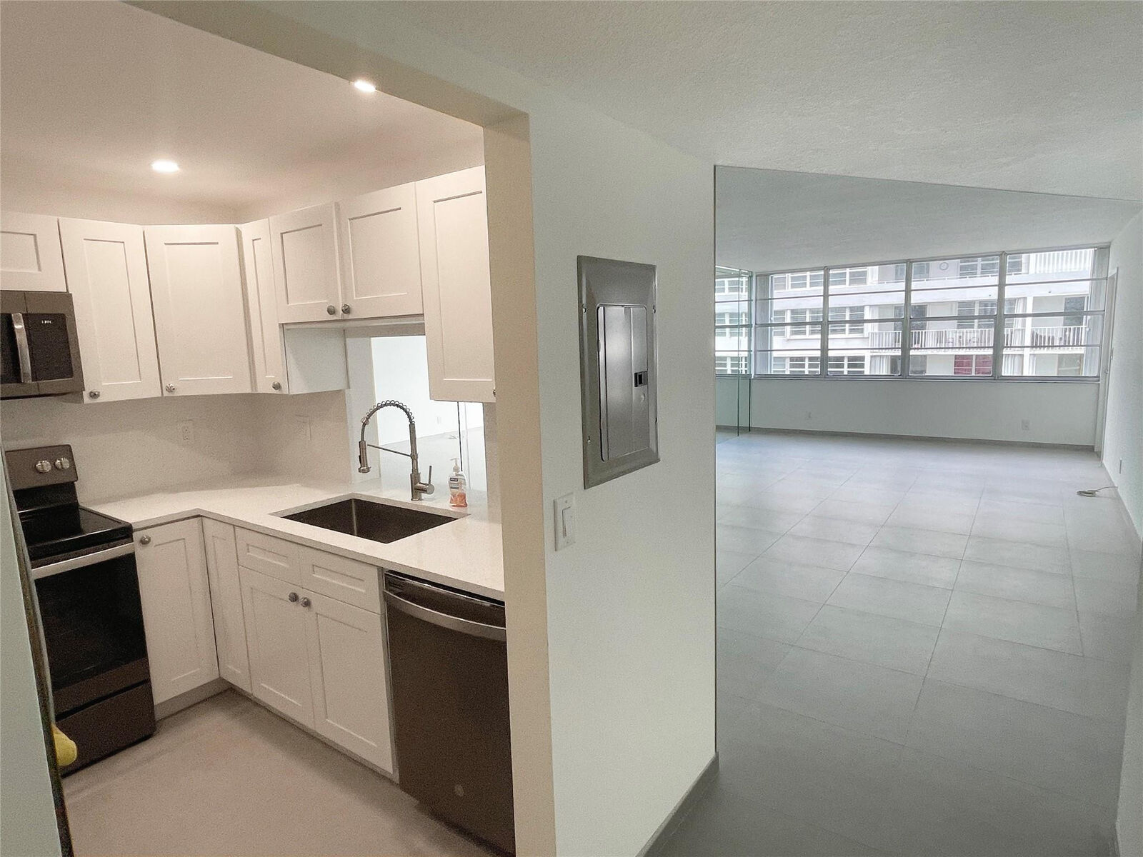 Property Photo:  1160 N Federal Highway 715  FL 33304 