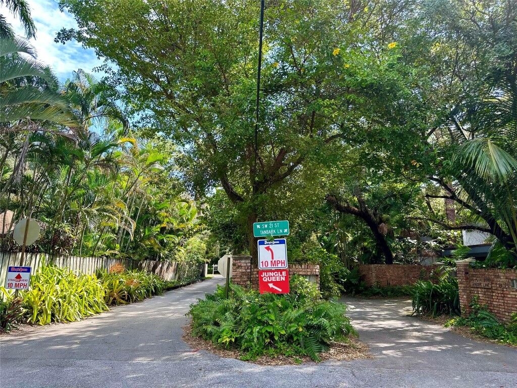 Property Photo:  2471 SW 21 Street  FL 33312 