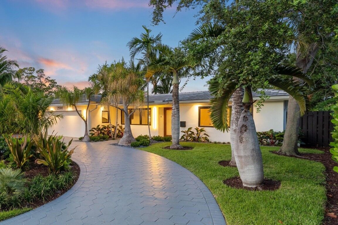 Property Photo:  2500 NE 17th Terrace  FL 33305 