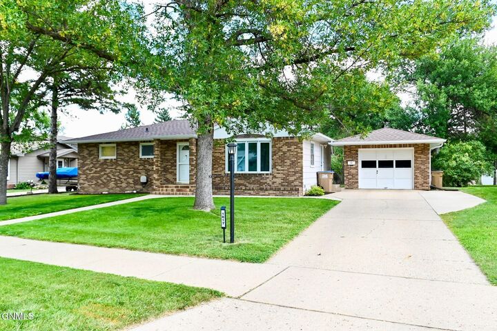 Property Photo:  1817 9th Street SW  ND 58701 