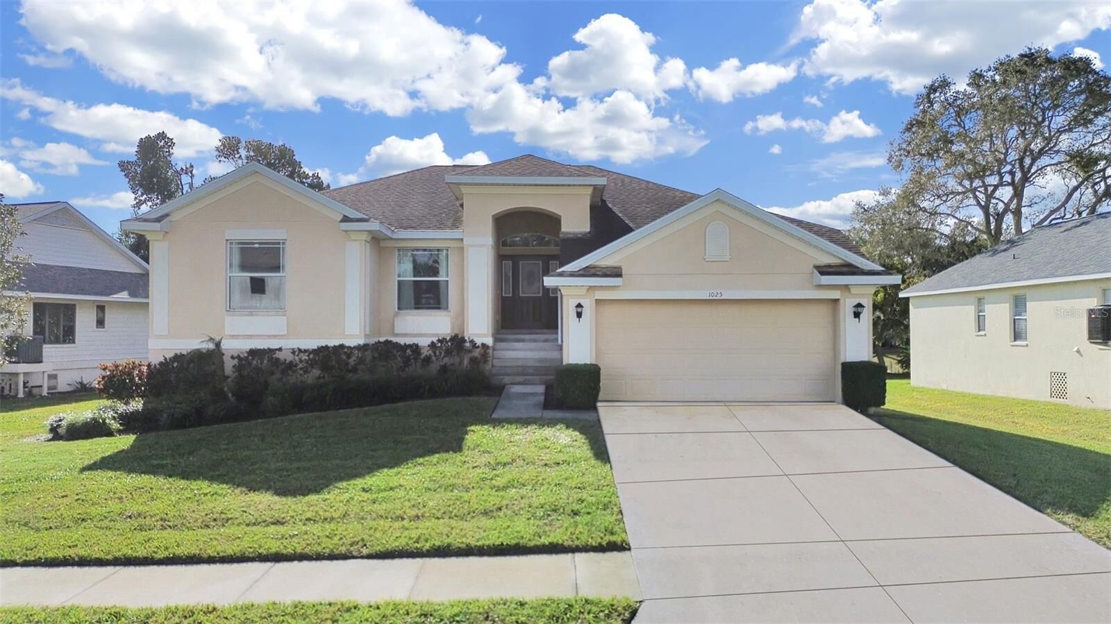 Property Photo:  1025 Lake Avoca Place  FL 34689 